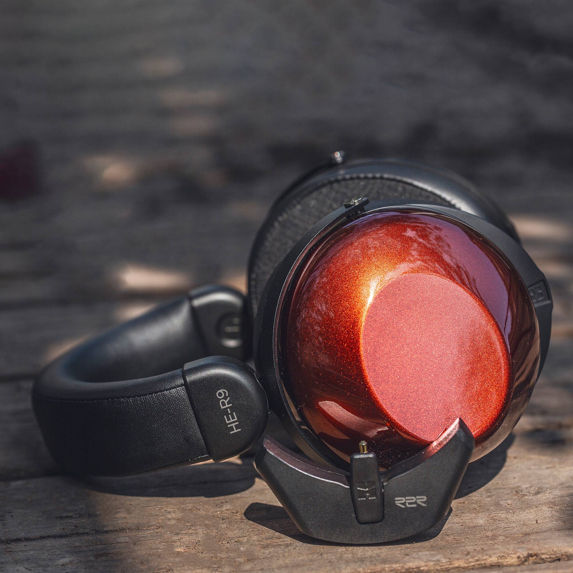 HIFIMAN HE-R9 Closed-Back Dynamic Headphones - Image 10