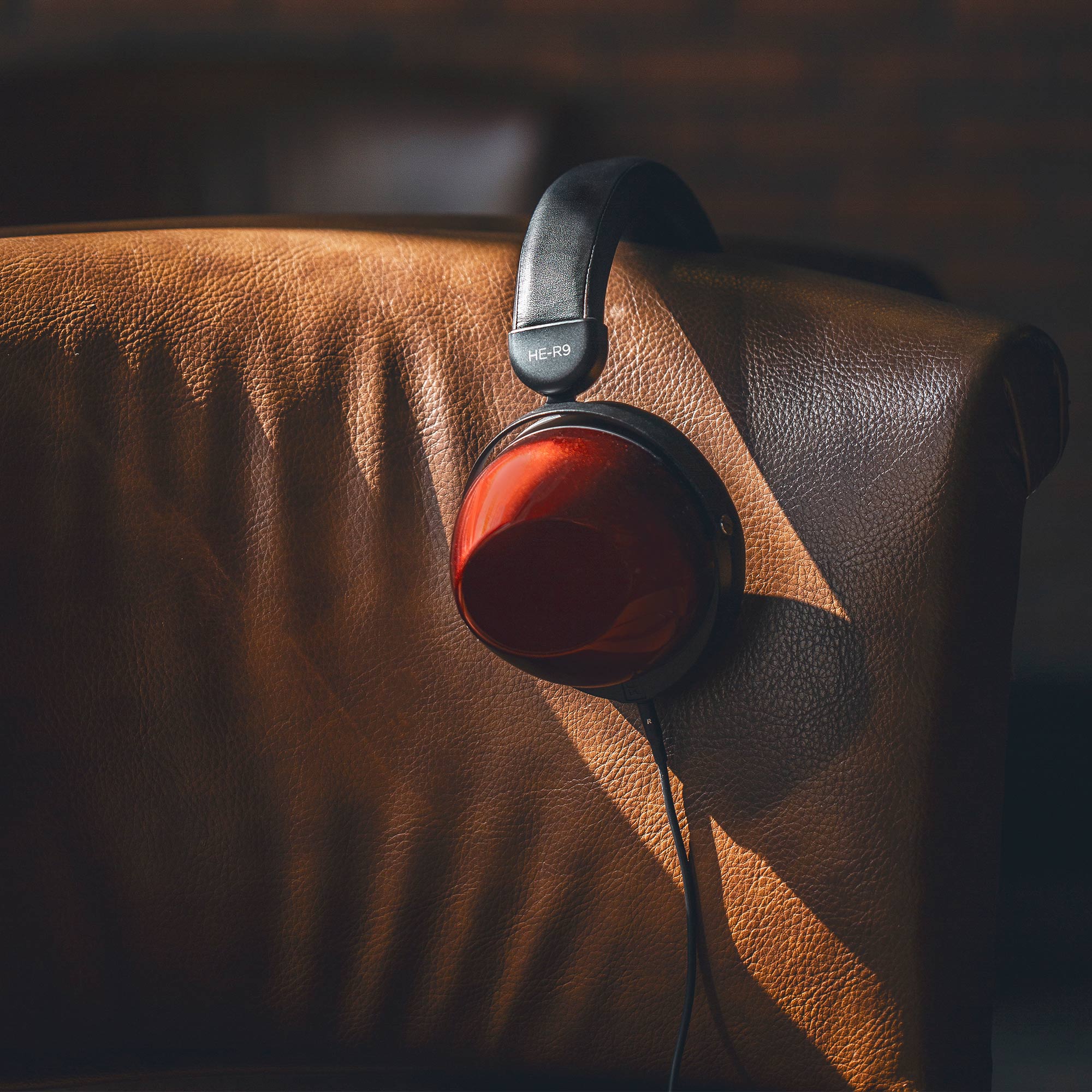 HIFIMAN HE-R9 Closed-Back Dynamic Headphones - Image 11