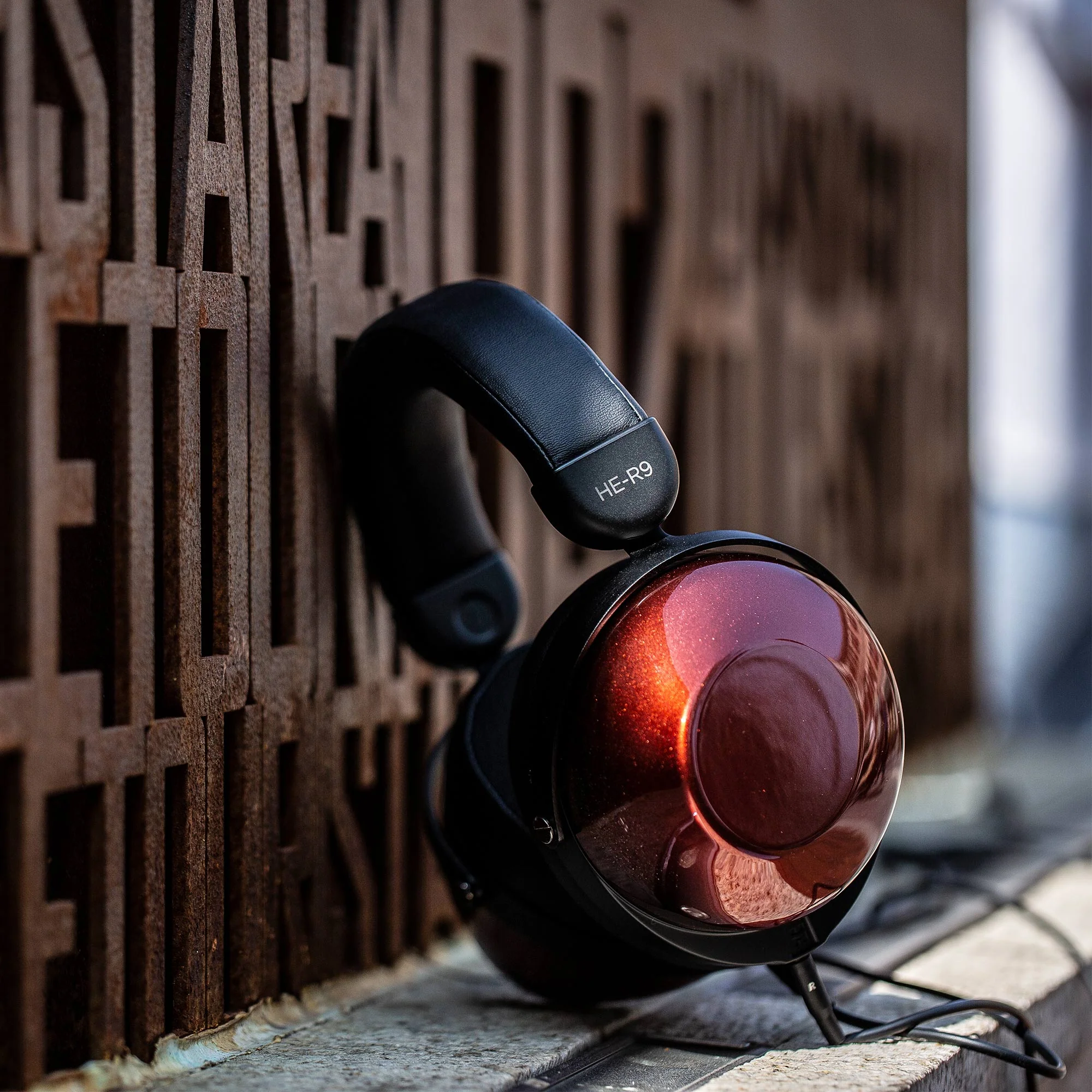 HIFIMAN HE-R9 Closed-Back Dynamic Headphones - Image 6
