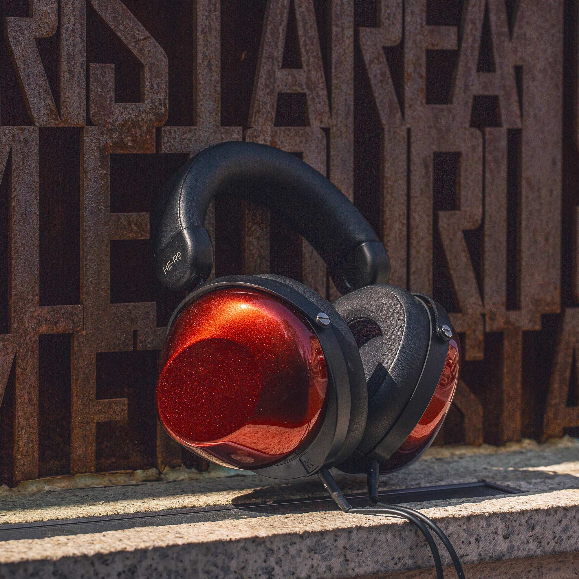 HIFIMAN HE-R9 Closed-Back Dynamic Headphones - Image 7
