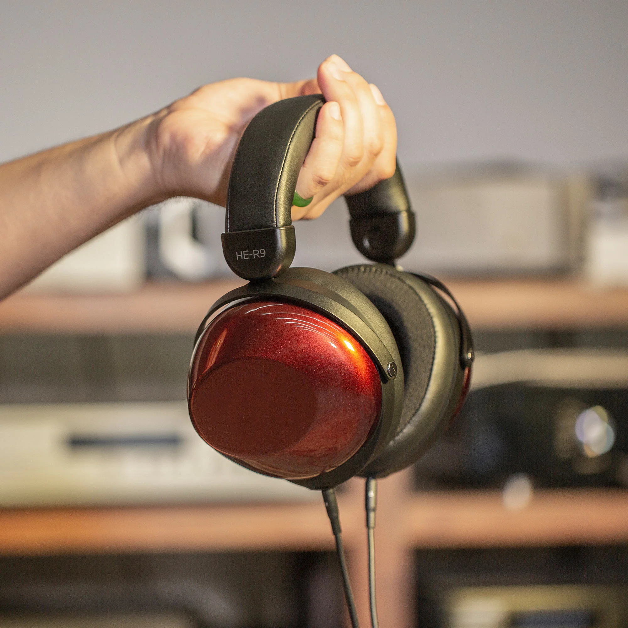 HIFIMAN HE-R9 Closed-Back Dynamic Headphones - Image 8